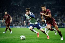 Archie Gray úr Tottenham og Matheus Nunes úr Manchester City eigast við í kvöld.