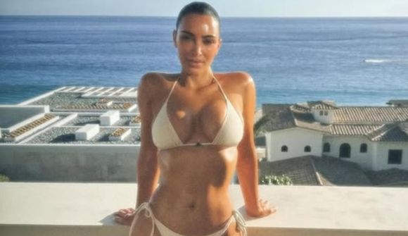 Kim Kardashian sleikir sólina í Mexíkó