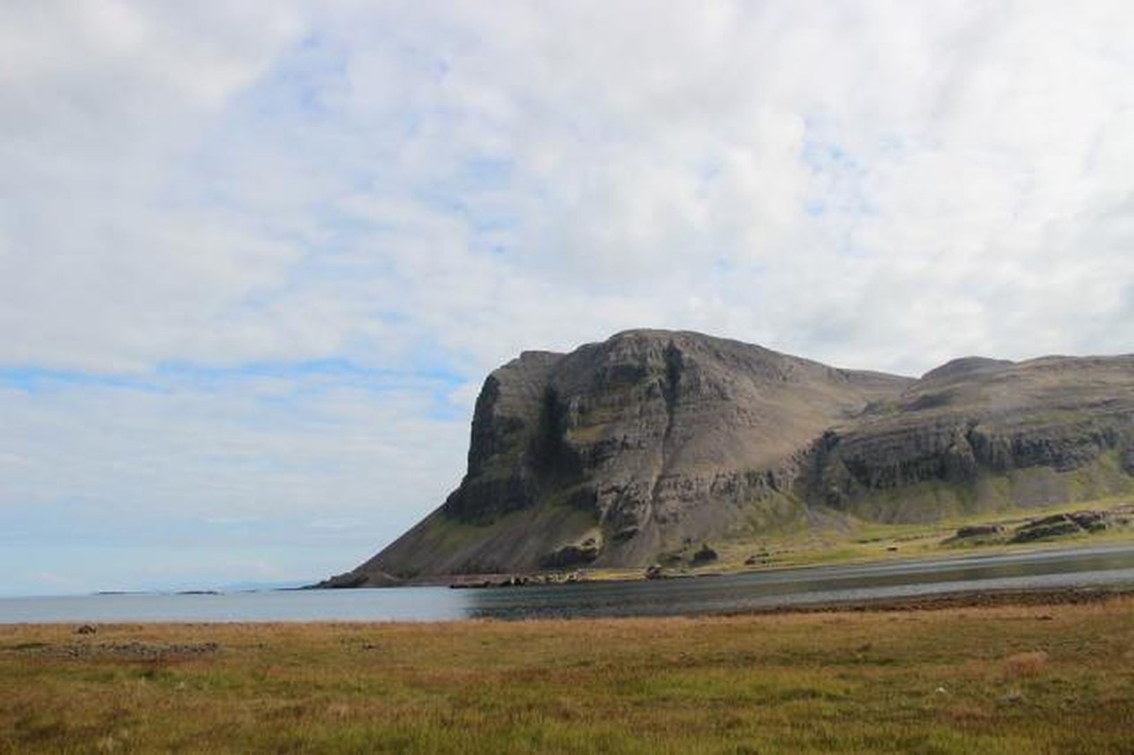 Kaldbakshorn er 508 m hátt fjall sem gnæfir yfir Kaldbaksvík …