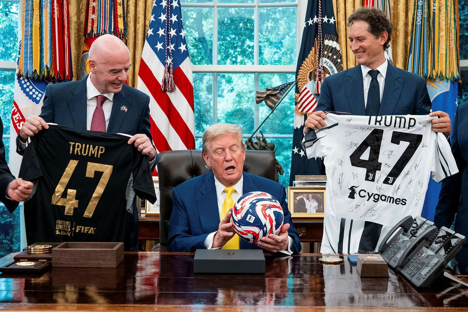 Donald Trump Bandaríkjaforseti ásamt John Elkann, framkvæmdastjóra hjá Ferrari, t.h., …
