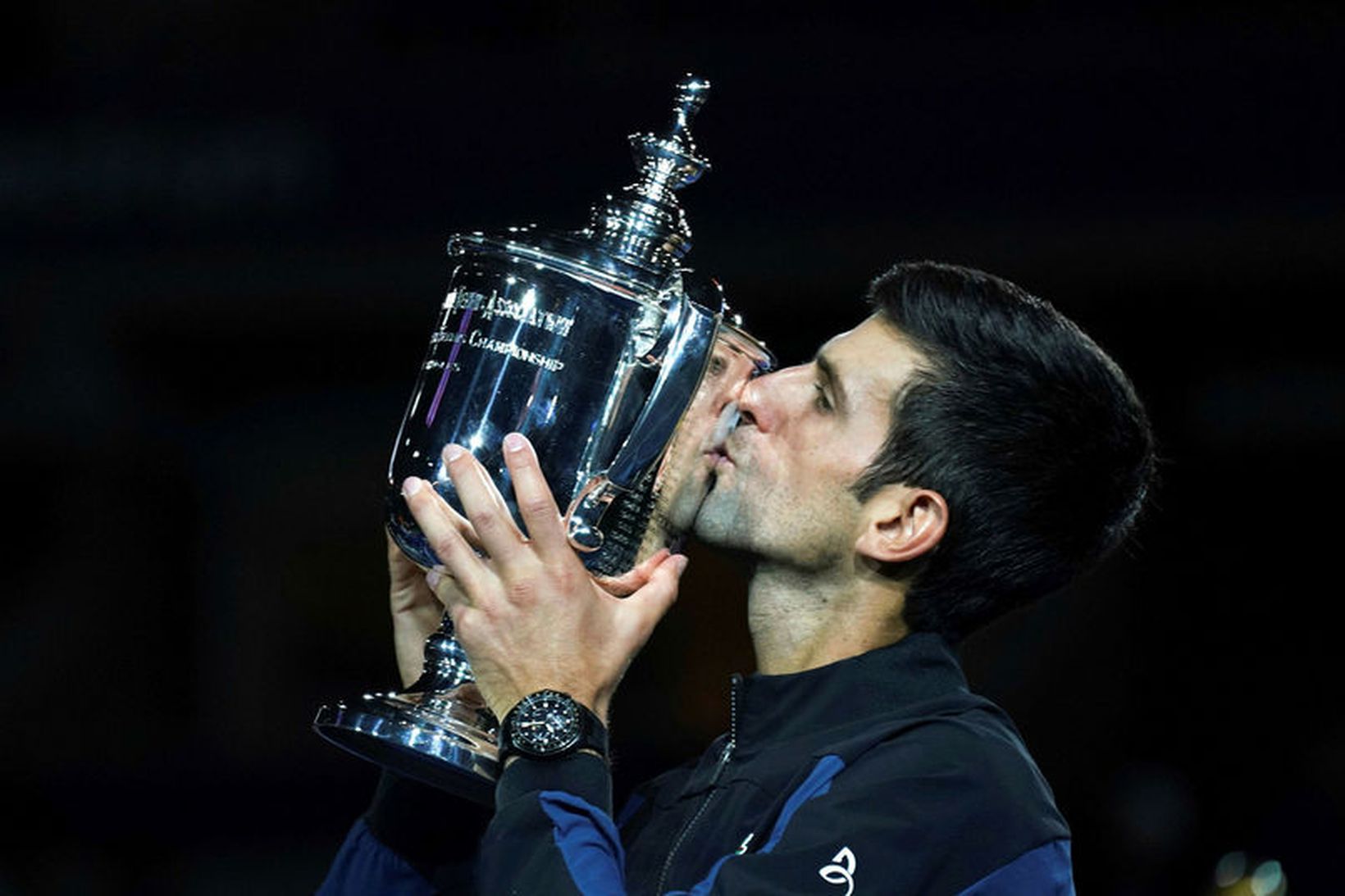 Novak Djokovic smellir kossi á verðlaunagripinn eftir sigur á US …