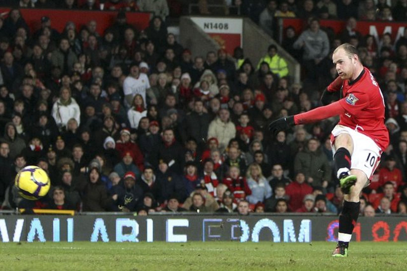 Wayne Rooney skorar eitt af fjórum mörkum sínum gegn Hull …