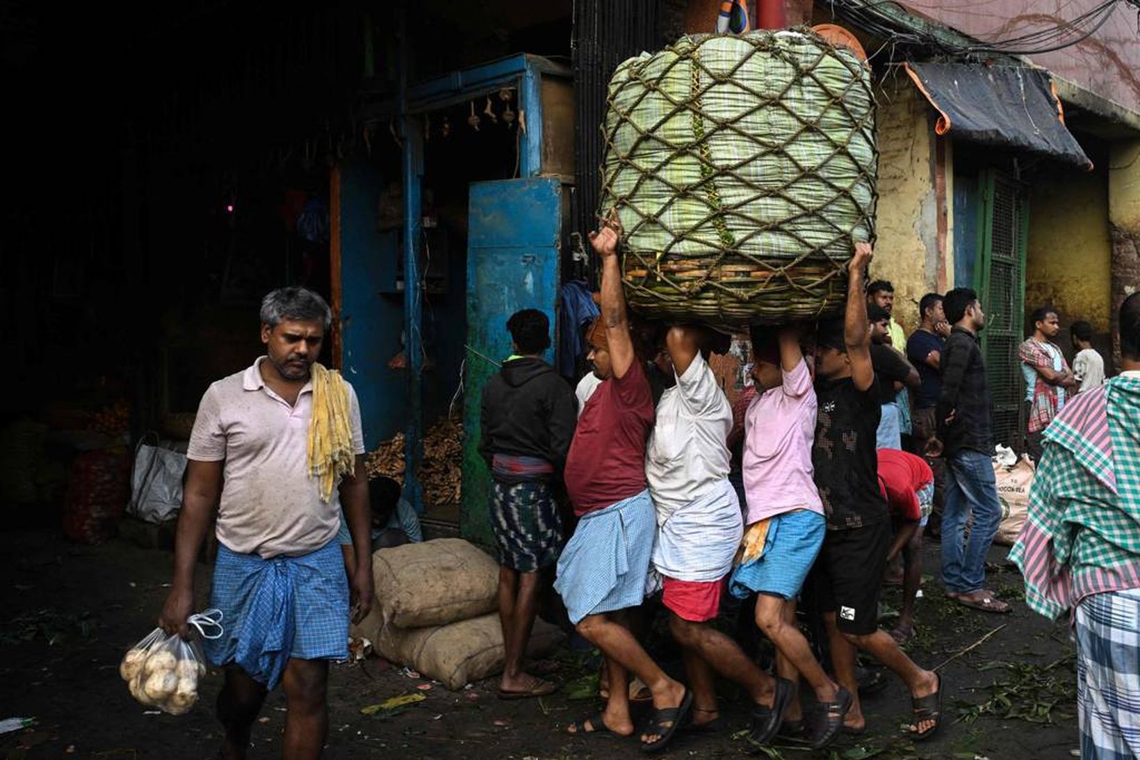 Handagangur í öskjunni á markaði í Kolkata. Það er ekki …