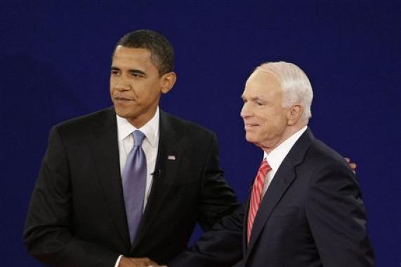 Barack Obama og JOhn McCain takast í hendur fyrir fyrstu …