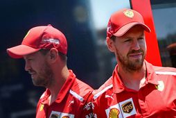 Sebastian Vettel stillir sér upp í dag fyrir ljósmyndara sem fékk aðra mynd af honum …