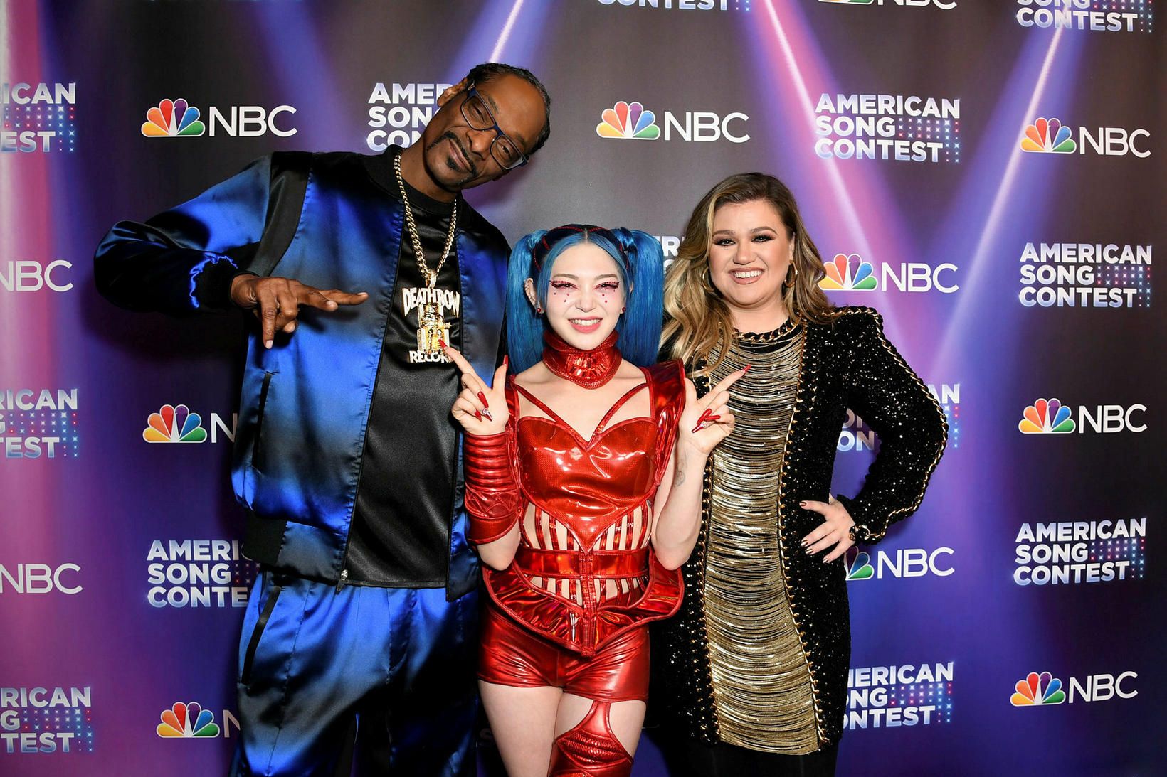 Kynnar keppninnar, Snoop Dogg og Kelly Clarkson, ásamt vinningshafanum.