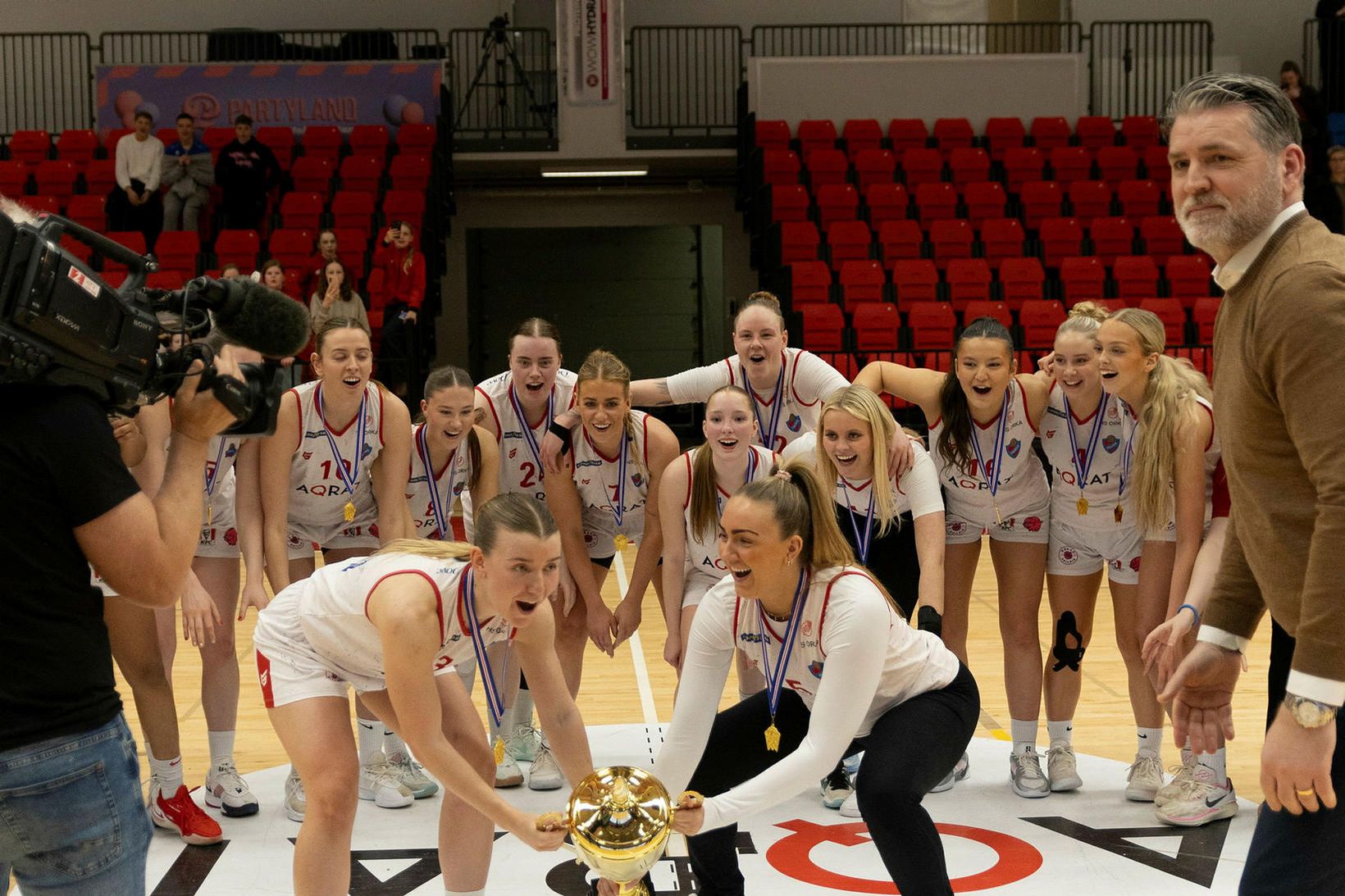 Þóra Kristín Jónsdóttir og Lovísa Björt Henningsdóttir hefja bikarinn á …