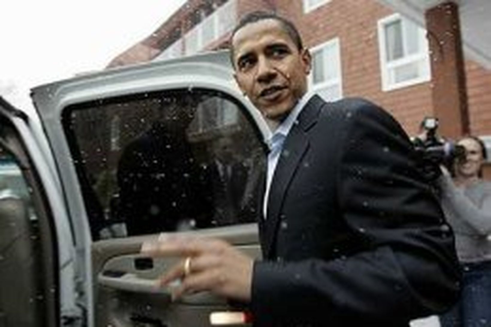 Barack Obama telur að rétt sé að aðstoða bandaríska bílaframleiðendur.