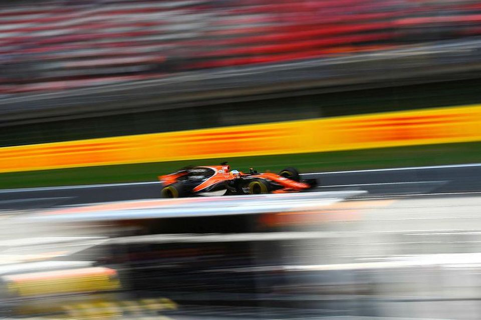 Fernando Alonso hjá McLaren á leið til tíunda besta tíma í Barcelona í morgun.