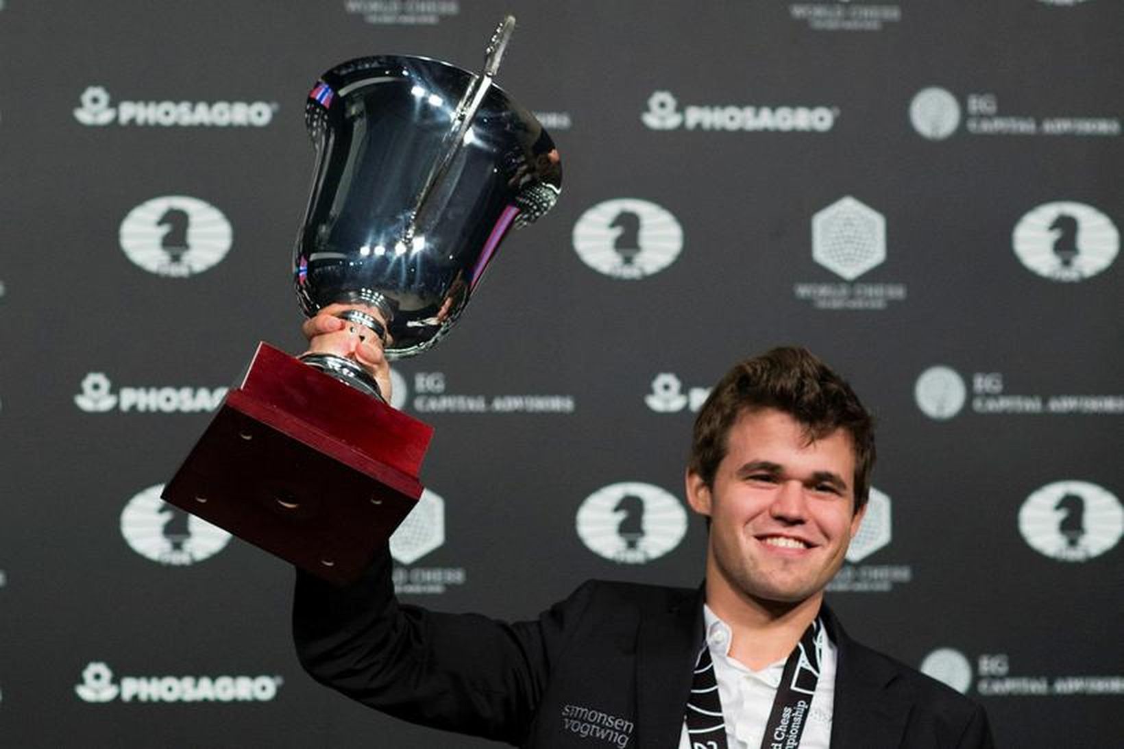 Magnus Carlsen fagnaði sigrinum vel og innilega í gærkvöldi.