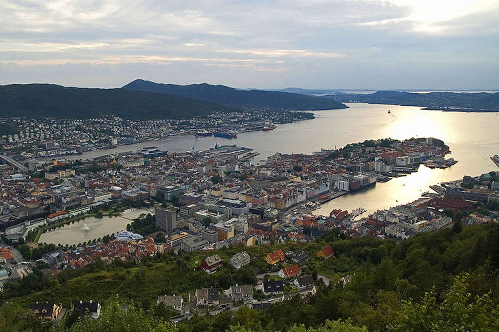 Bergen við vesturströnd Noregs. Umfangsmikil lögreglurannsókn í kjölfar líkfundar á …