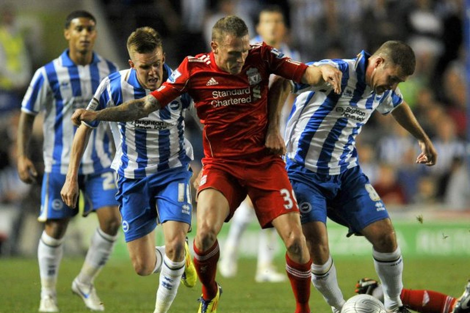 Craig Bellamy umkringdur varnarmönnum Brighton.