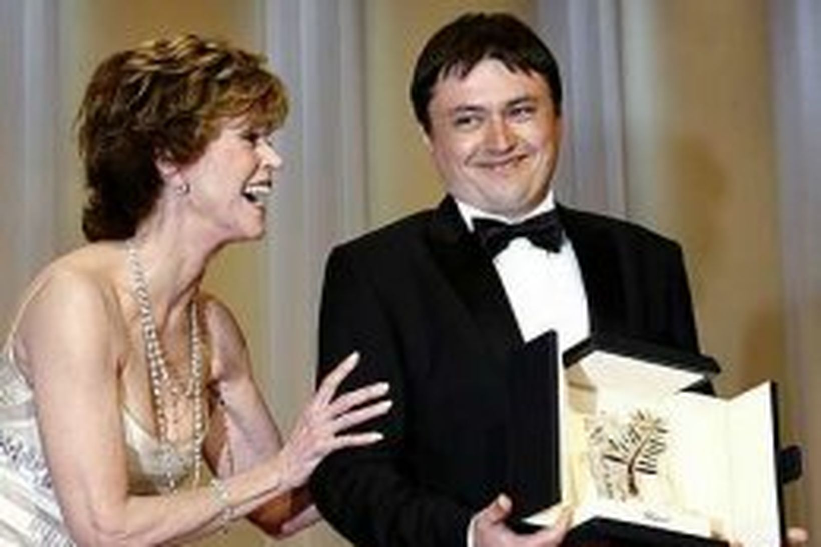 Cristian Mungiu með gullpálmann sem leikkonan Jane Fonda afhenti honum …