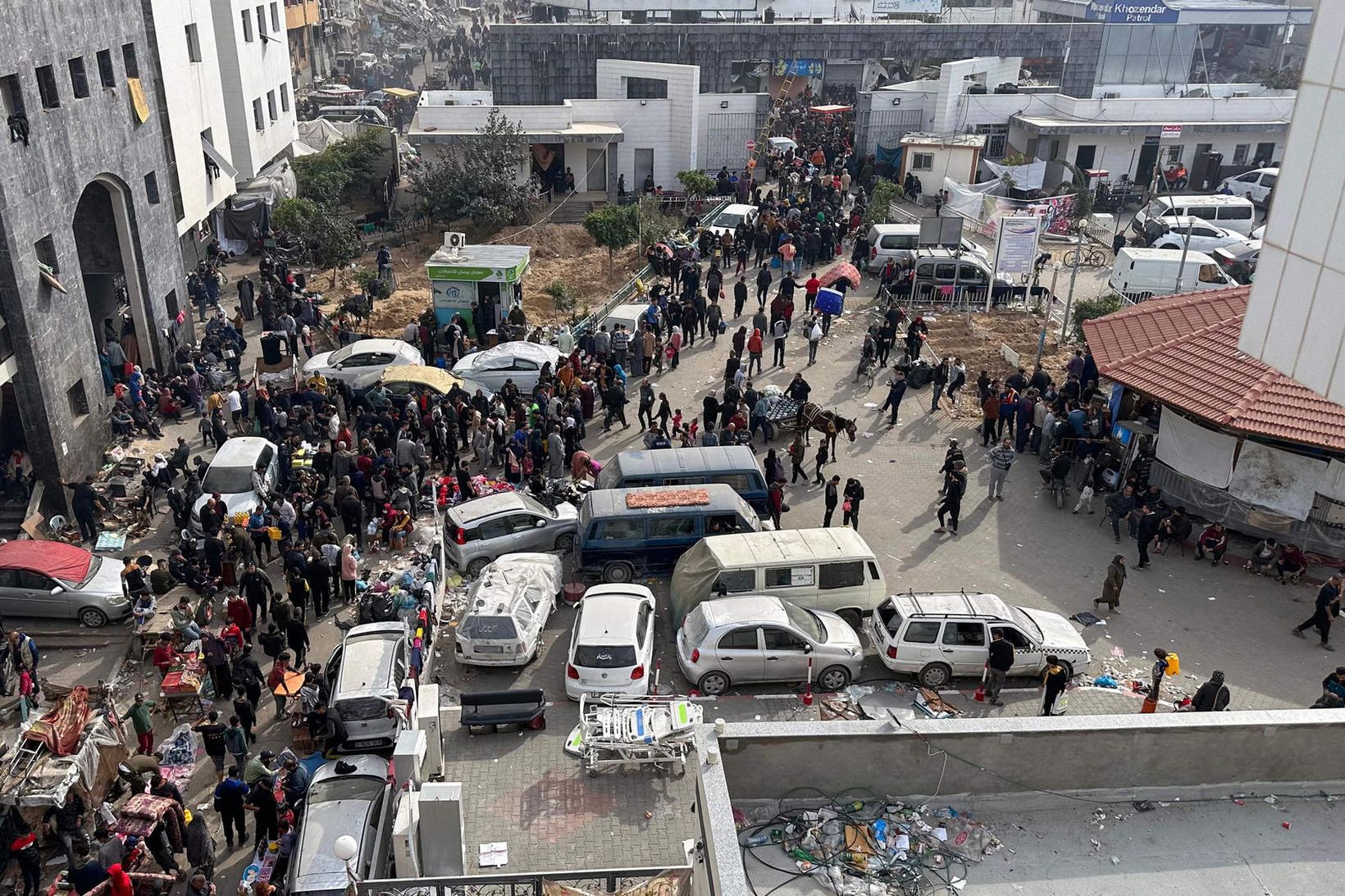 Palestínumenn á flótta leita skjóls á Al-Shifa sjúkrahúsinu 10. desember.