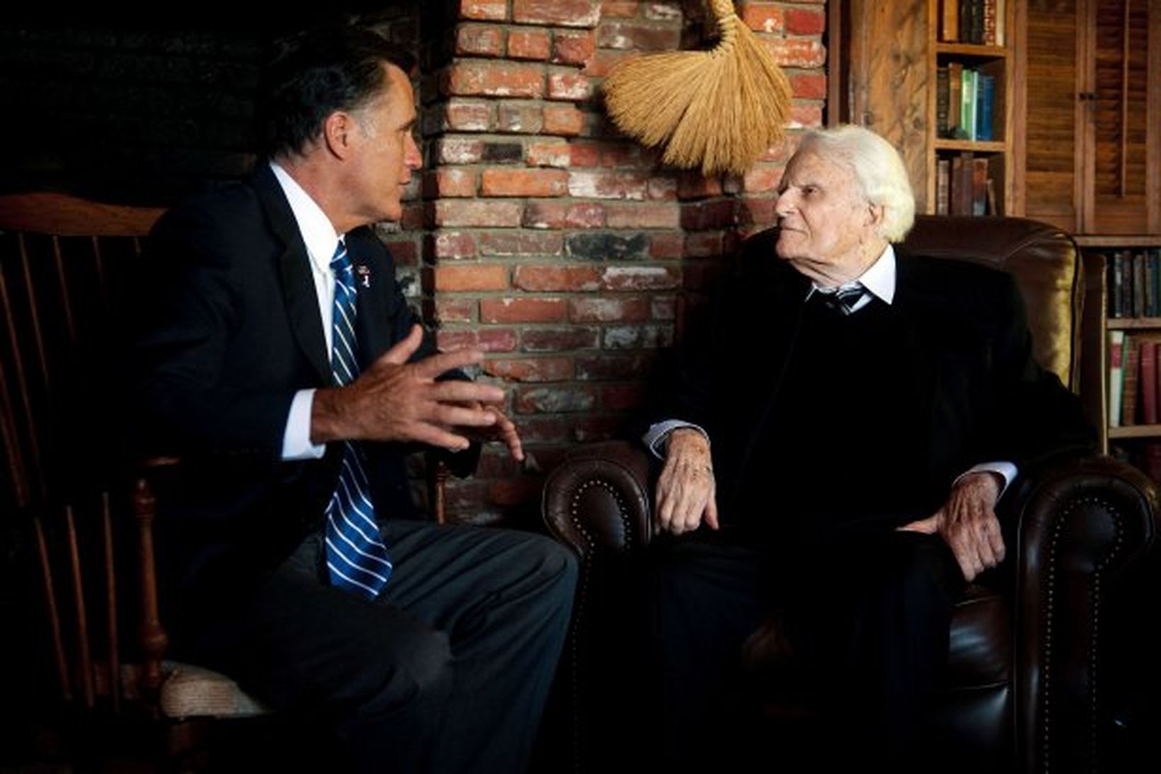 Mitt Romney á spjalli við Billy Graham.