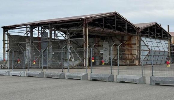 Flugskýli varnarliðs rifin niður