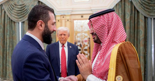 Ahmed al-Sharaa, forseti Sýrlands, og Mohammed bin Salman, krónprins Sádí-Arabíu heilsast í Ríad í liðinni …