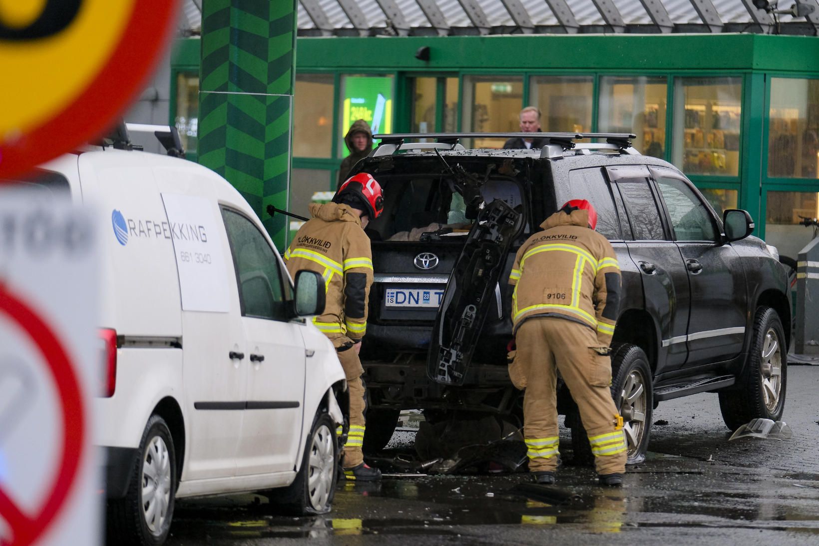 Metangastankur sprakk á Toyota-bifreið í Álfheimum í gær.