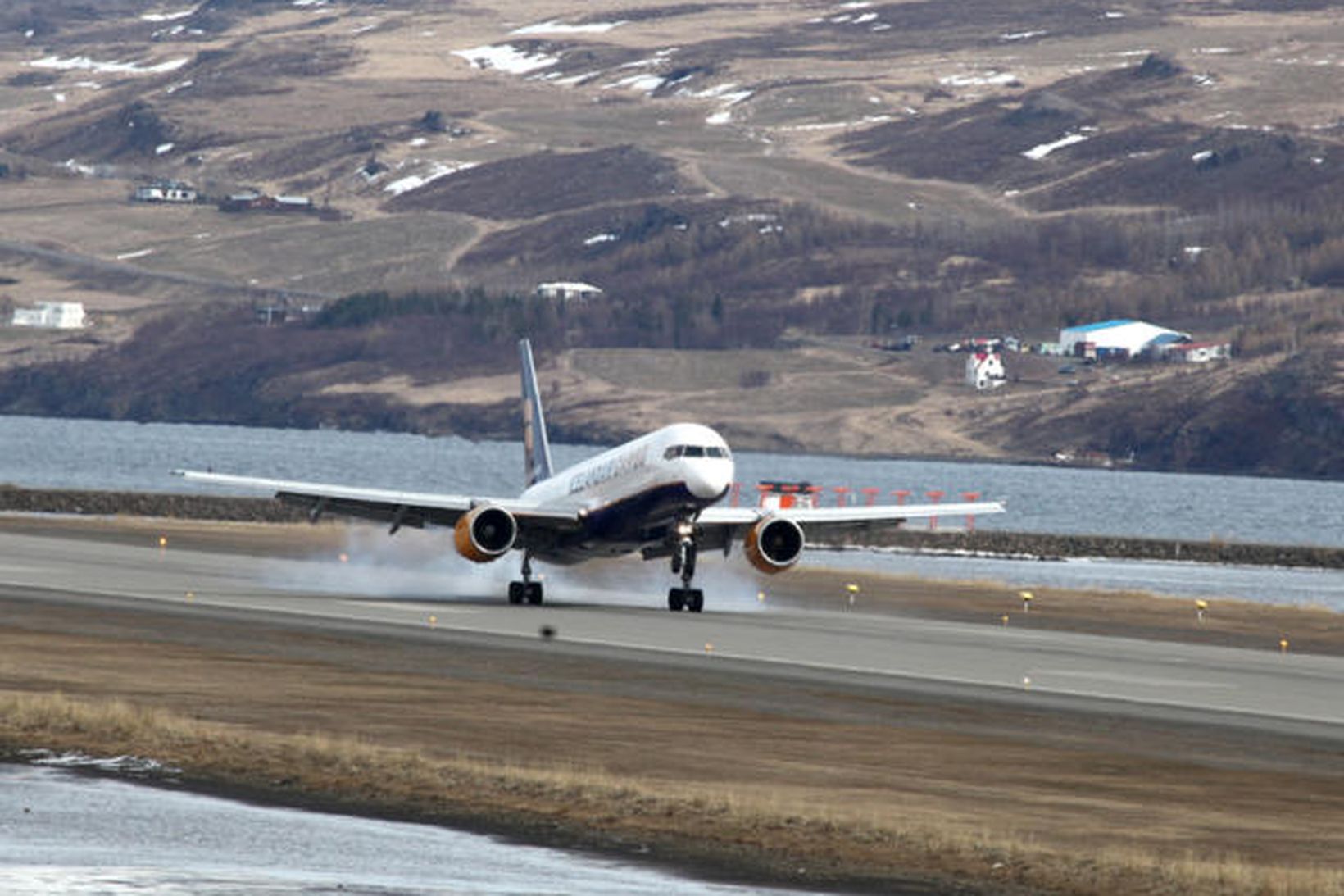 Flugmenn hafa boðað til yfirvinnubanns en góður gangur virðist vera …