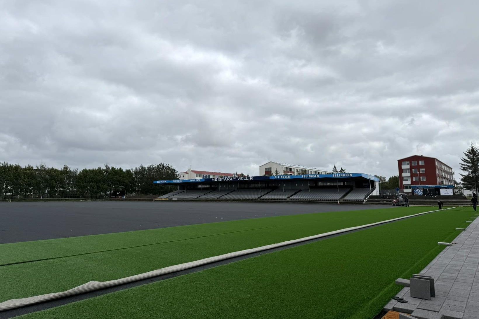Það er byrjað að leggja gervigras á Meistaravelli.
