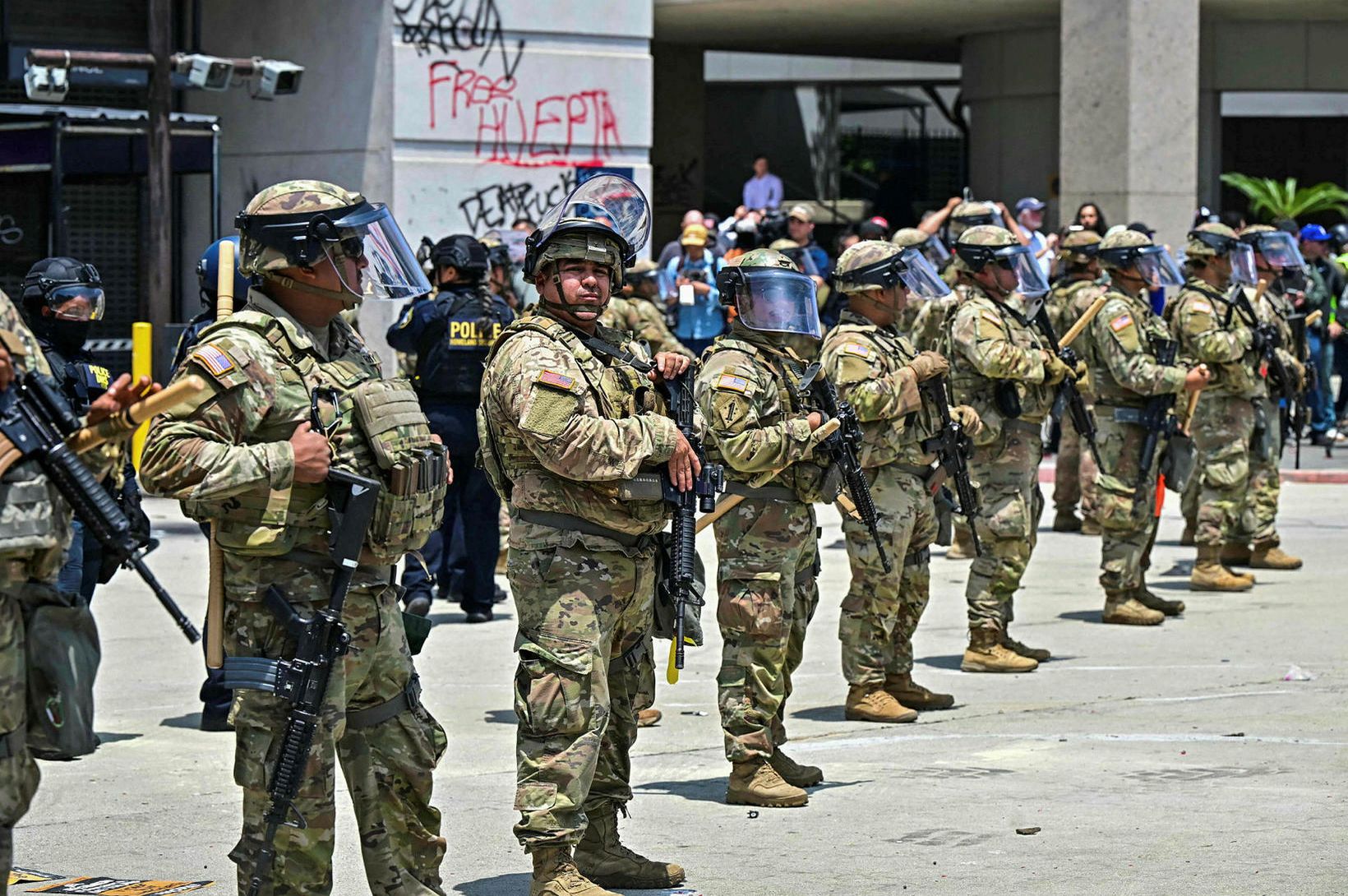 Hundruð þjóðvarðliða á götum Los Angeles