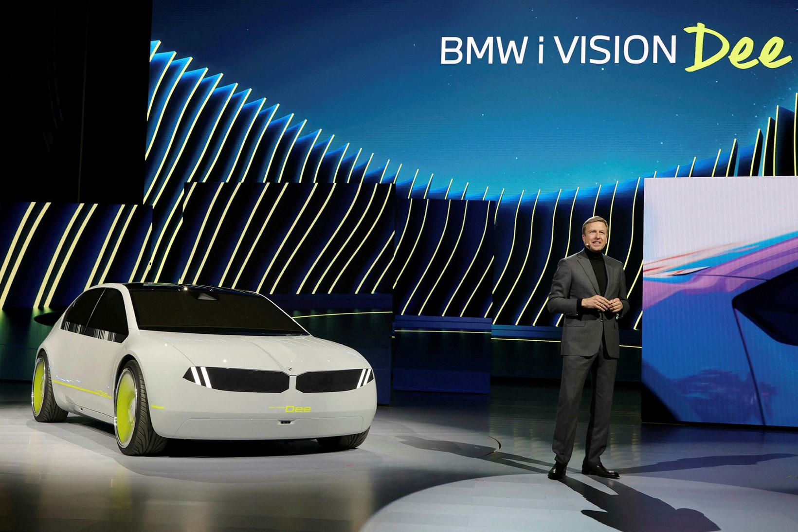 Oliver Zipse, stjórnarformaður BMW. afhjúpar BMW i VISION Dee, bíl …