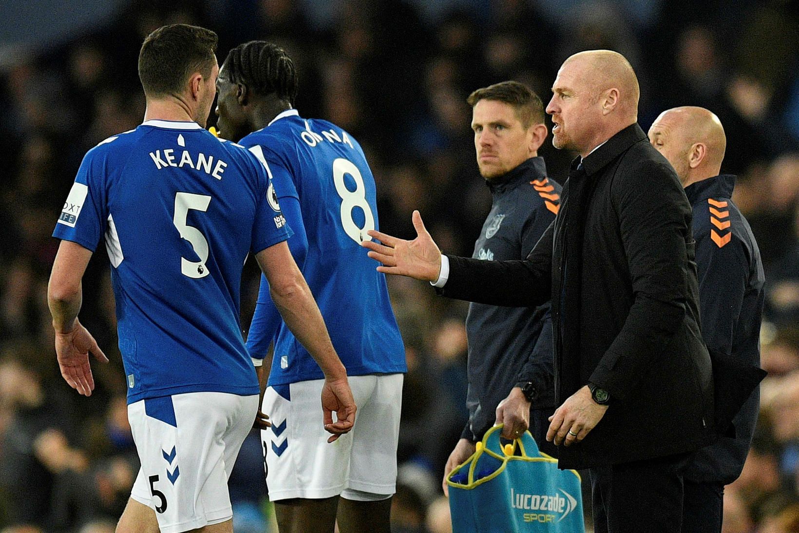 Sean Dyche ræðir við sína menn á hliðarlínunni í gærkvöldi.