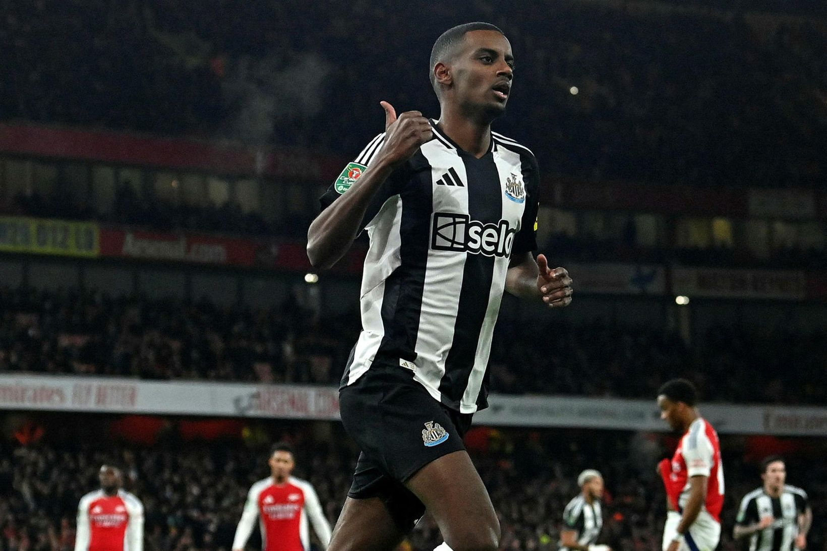 Alexander Isak fagnar marki í leik með Newcastle United á …