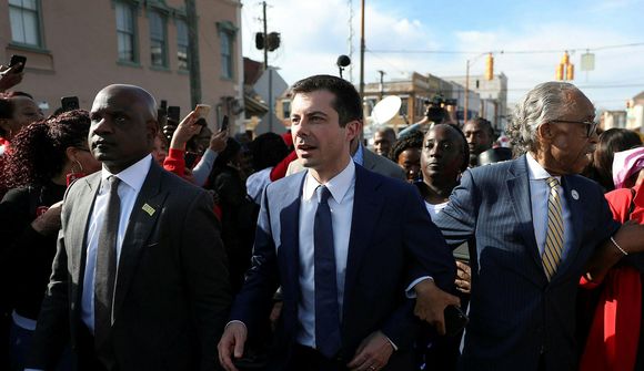 Buttigieg dregur sig í hlé