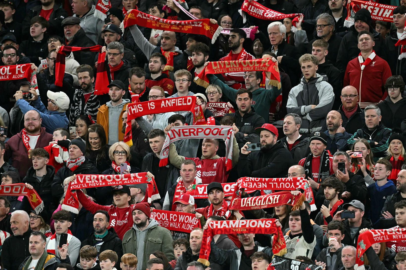 Liverpool að landa stærsta samningi sögunnar