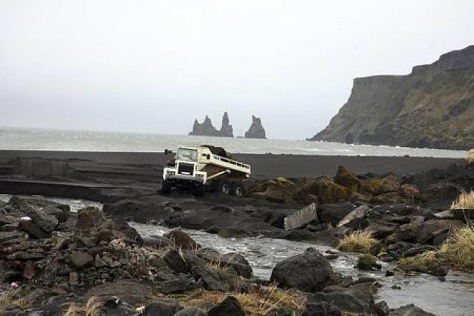 Landbrot ógnar íþróttavellinum í Vík.