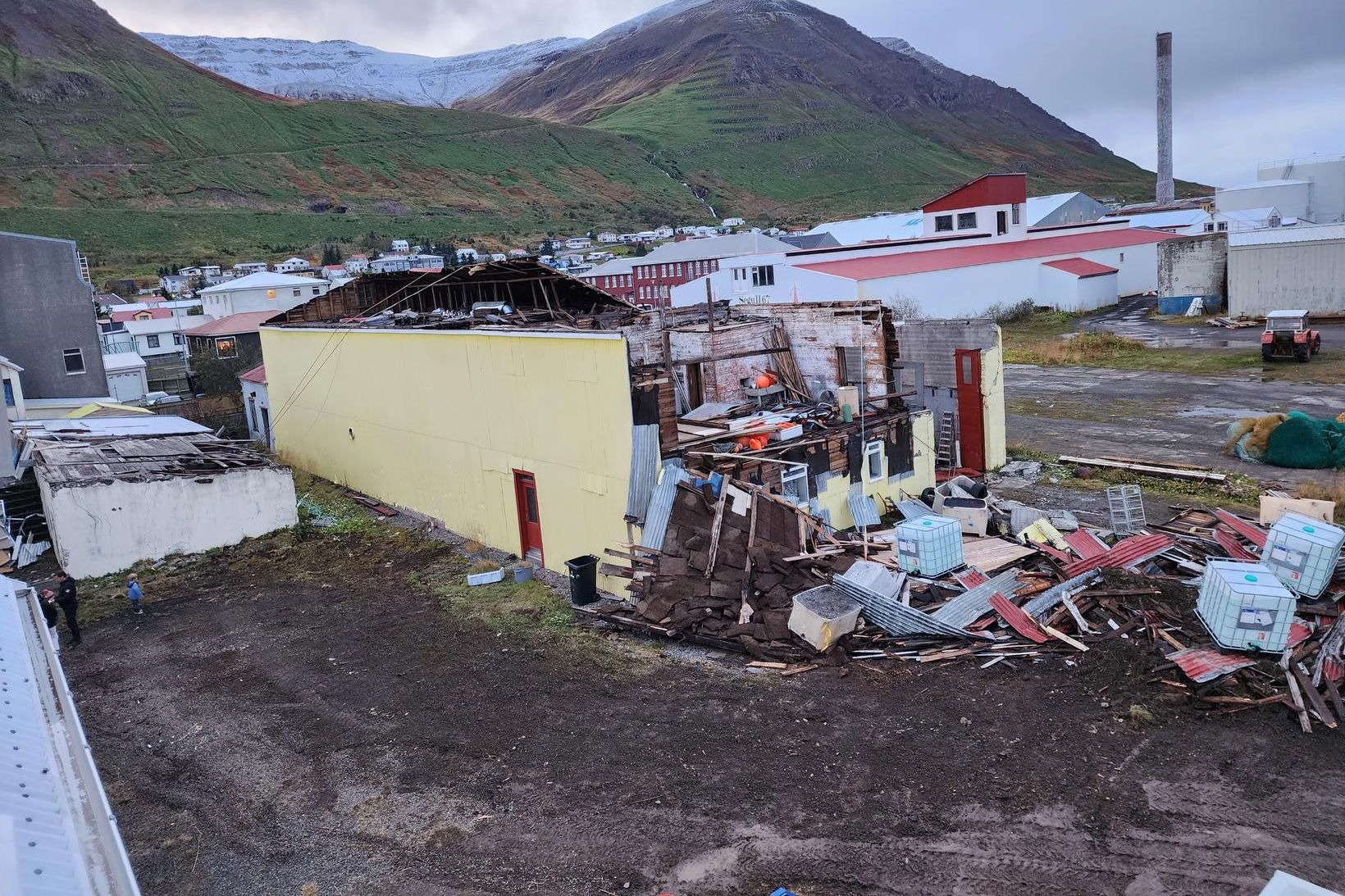 Húsið er rústir einar eftir að hafa skemmst í óveðri …