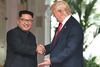 Trump og Kim takast í hendur