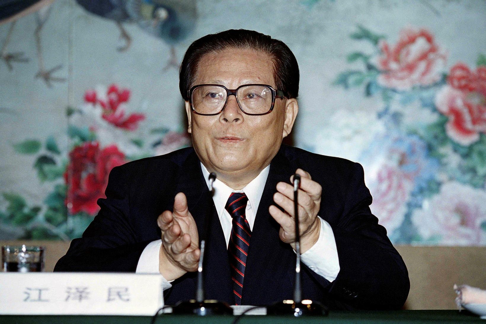 Mynd tekin af Jiang Zemin fyrir blaðamannafund áður en hann …