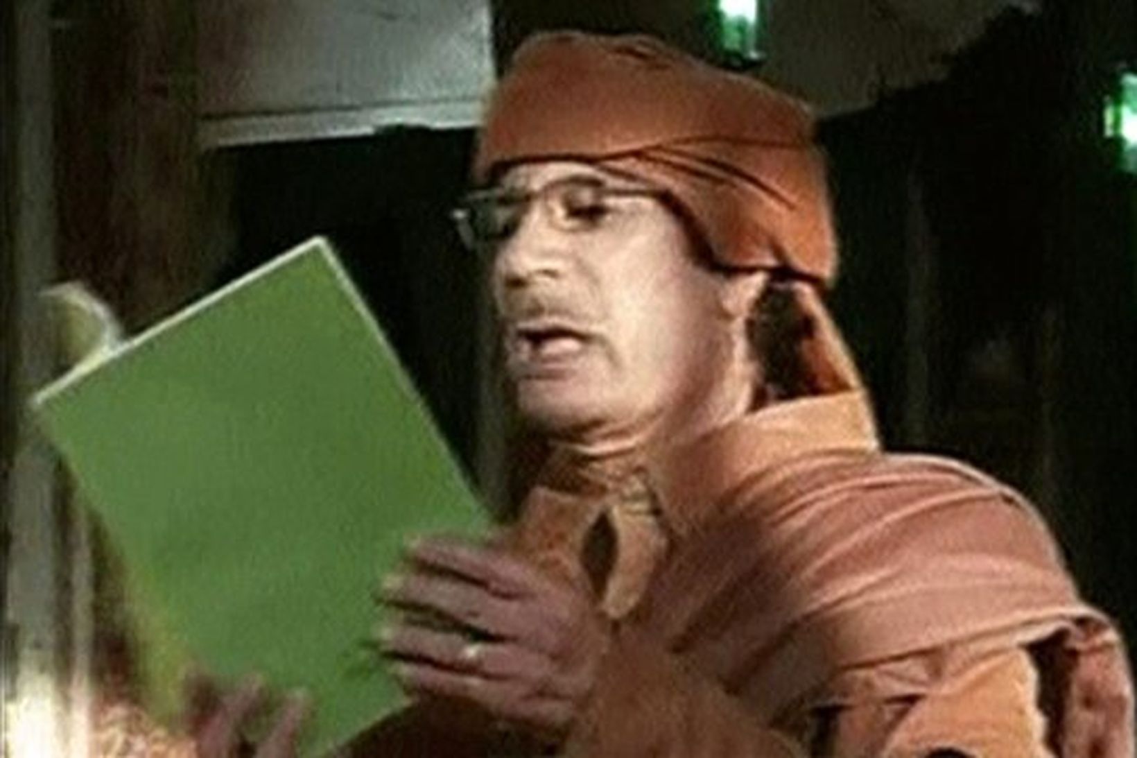 Muammar Gaddafi les úr „Grænu bókinni“, handbók eftir leiðtogann sem …