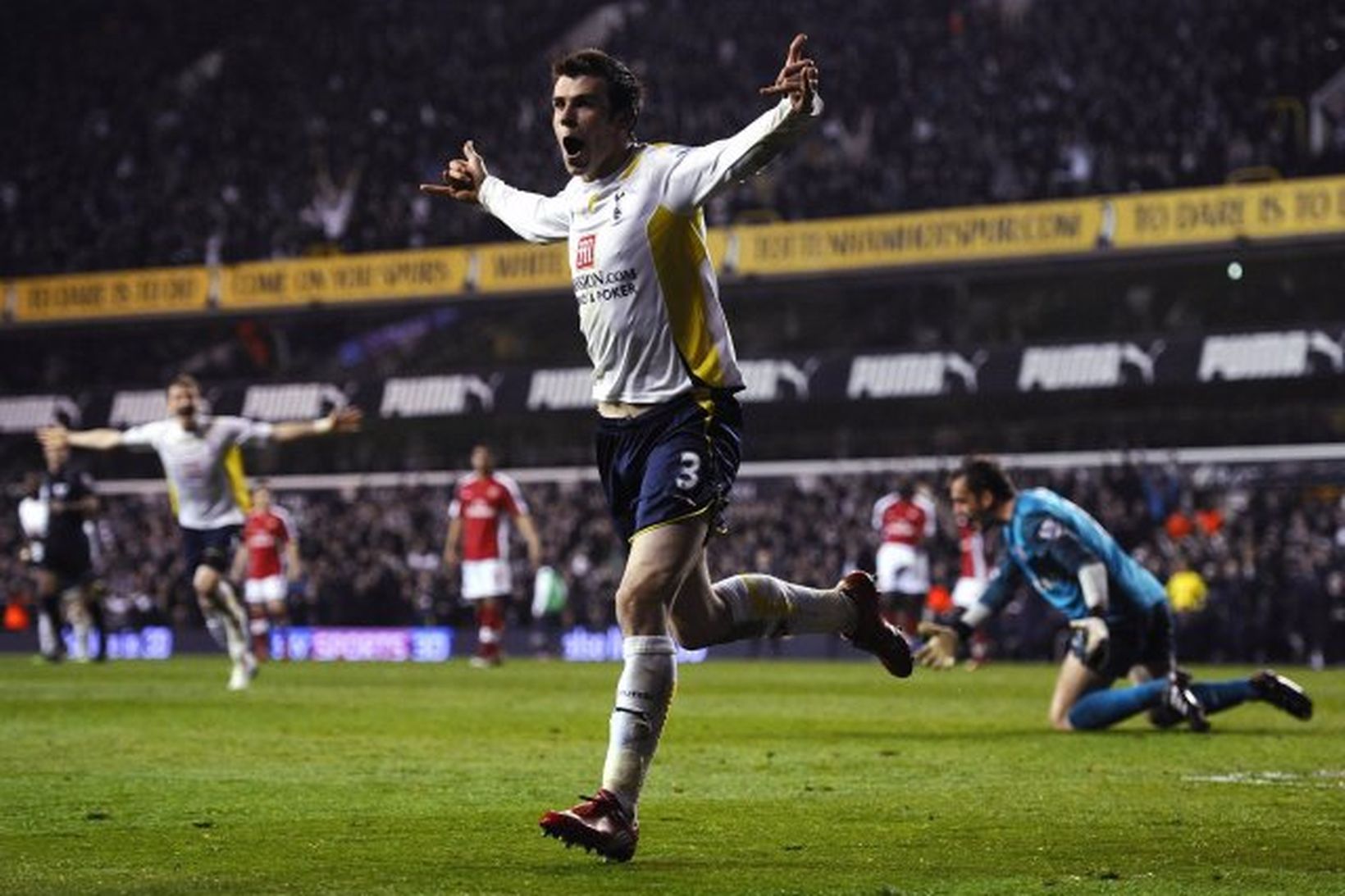 Gareth Bale fagnar eftir að hafa komið Tottenham í 2:0.