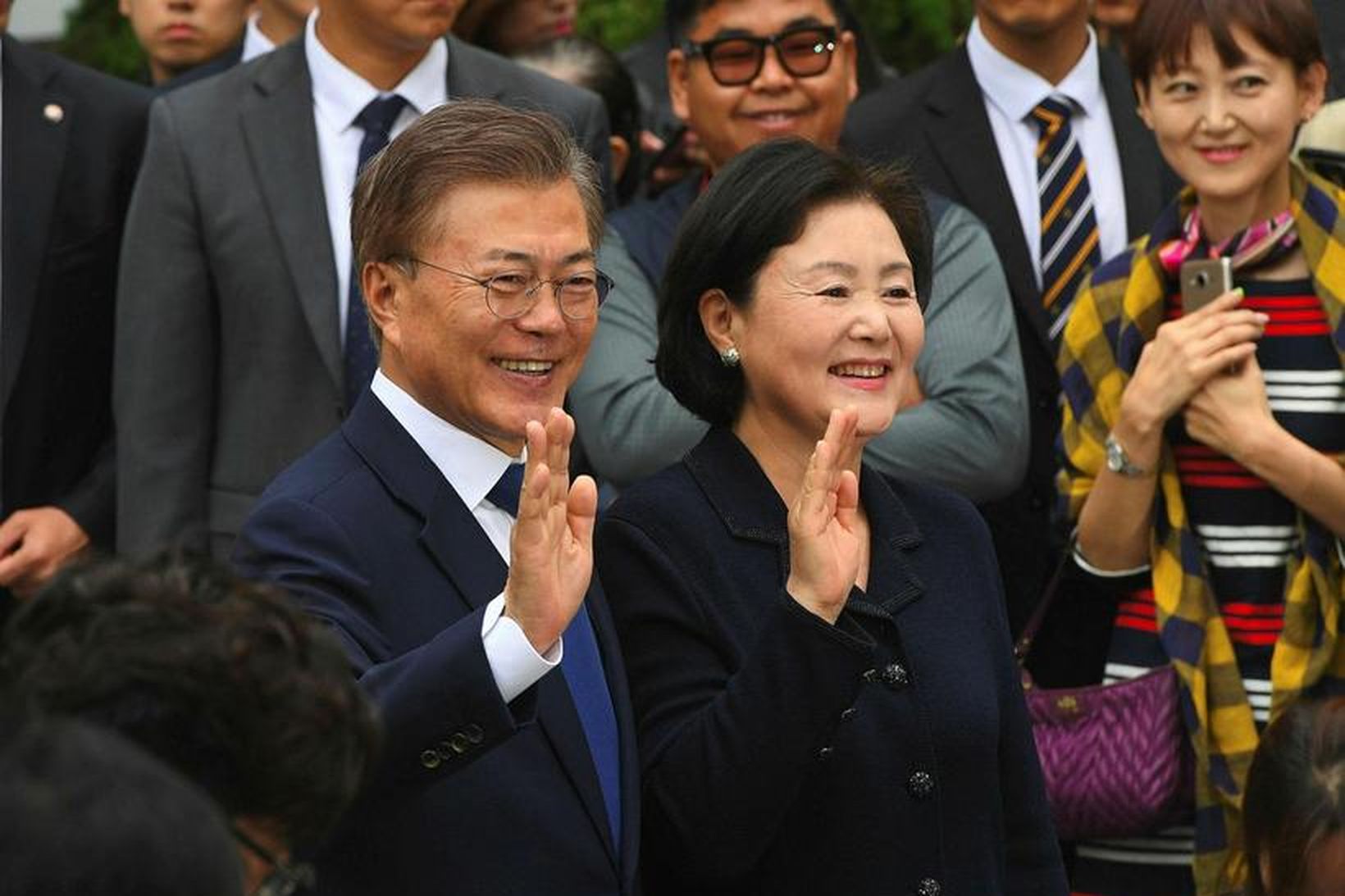 Forsetaframbjóðandinn Moon Jae-In og eiginkona hans, Kim Jeong-Sook.