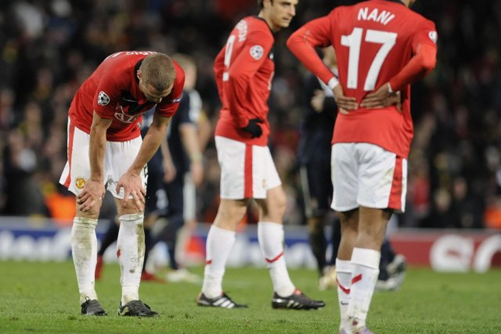 Leikmenn Manchester United niðurlútir eftir leikinn í kvöld.