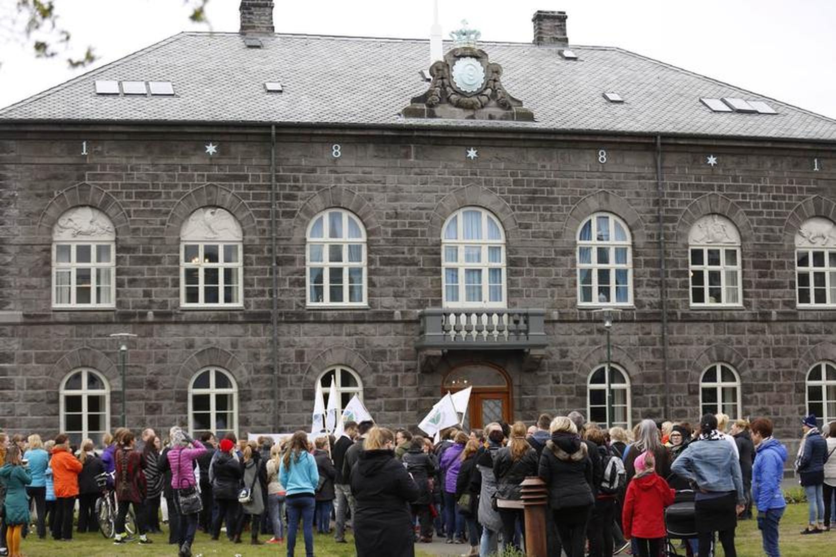 Félagsmenn í BHM og Félagi íslenskra hjúkrunarfræðingar hafa mótmælt við …