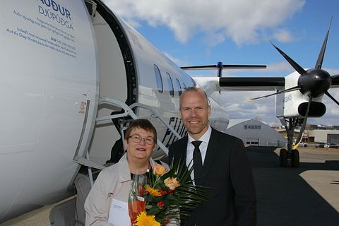 Ólafía Þ. Stef­áns­dótt­ir receiving her award next to the newly named aircraft.