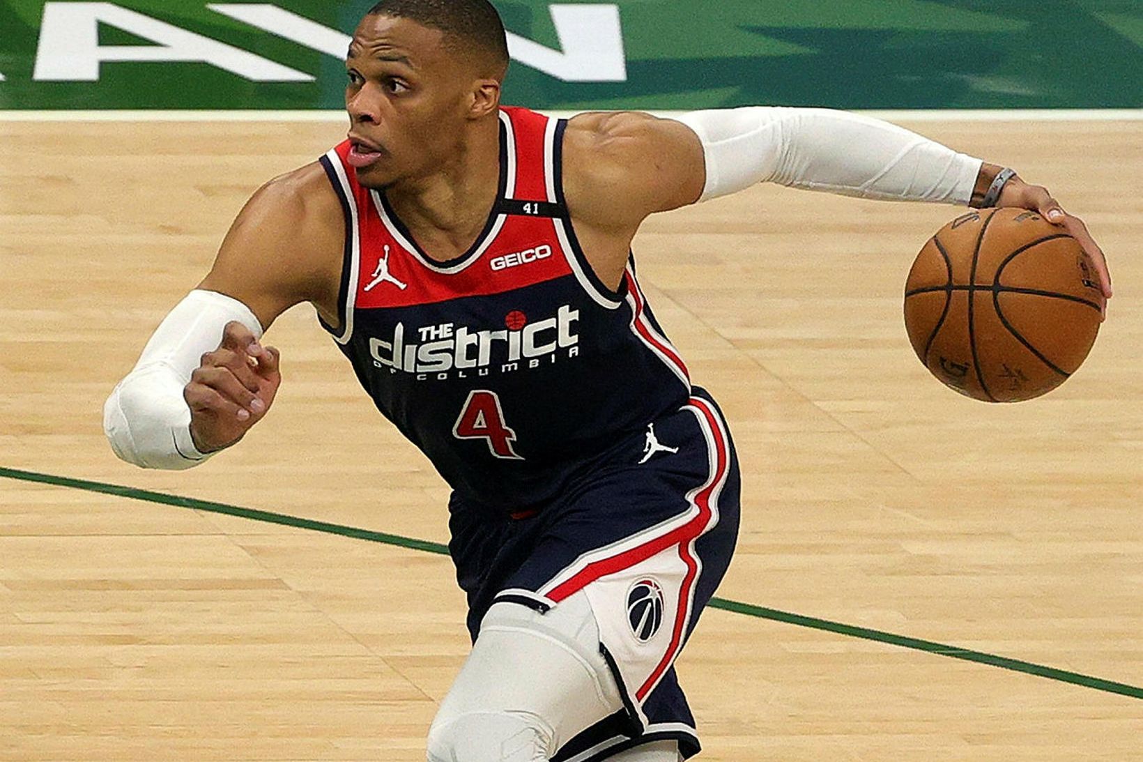 Russell Westbrook heldur áfram að skrá sig í sögubækur NBA-deildarinnar.