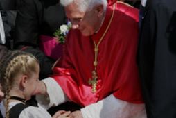 Benedikt XVI páfi er hann yfirgaf Þýskaland á fimmtudag.