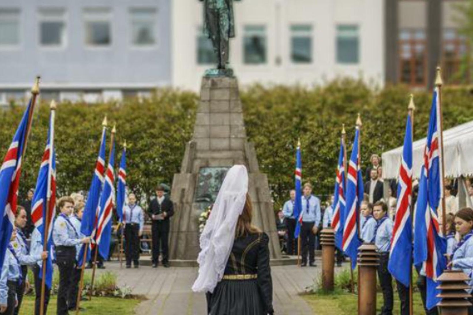 Árlega ríkir mikil spenna og leynd yfir því hver verður …