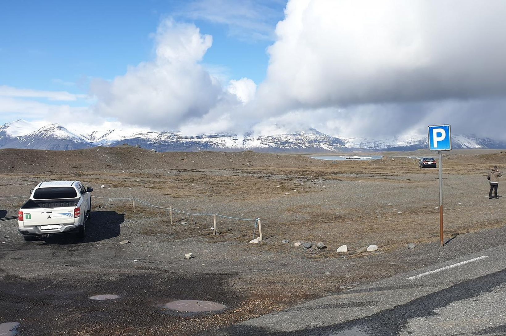 Lagði utanvegar rétt við bílastæði