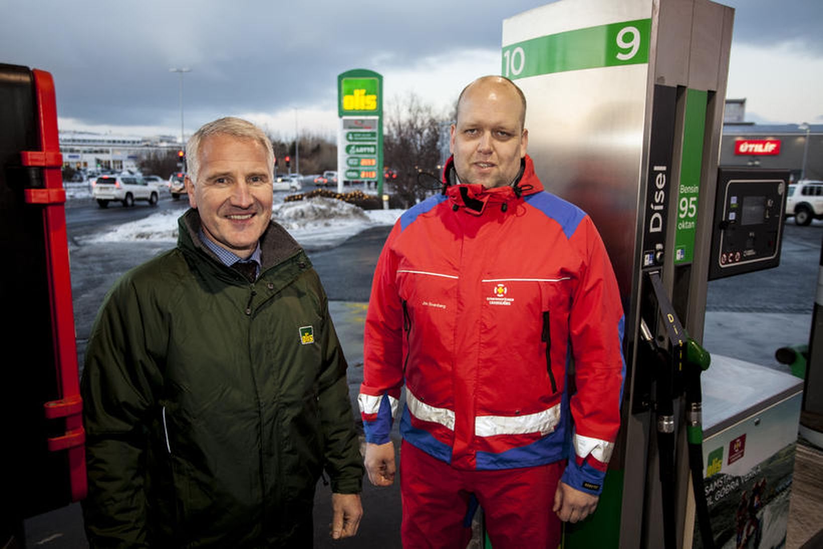 Jón ÓLafur Halldórsson, forstjóri Olís, og Jón Svanberg Hjartarson, framkvæmdastjóri …