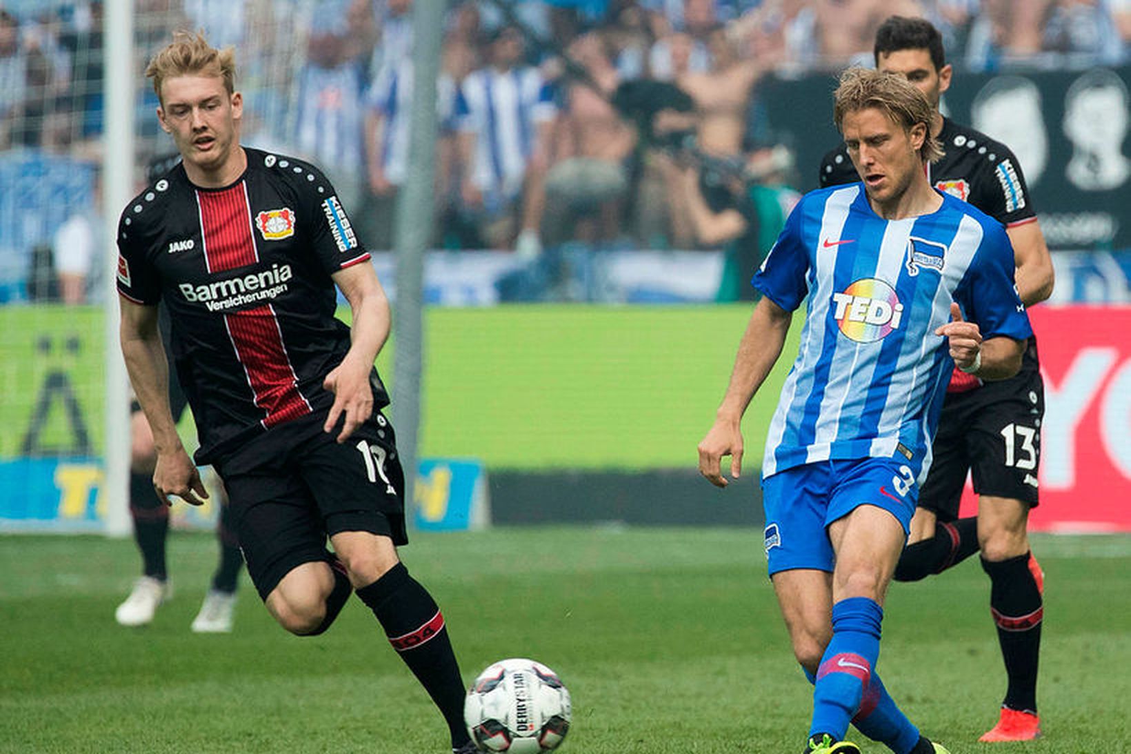 Julian Brandt, til vinstri, í leik með Leverkusen.