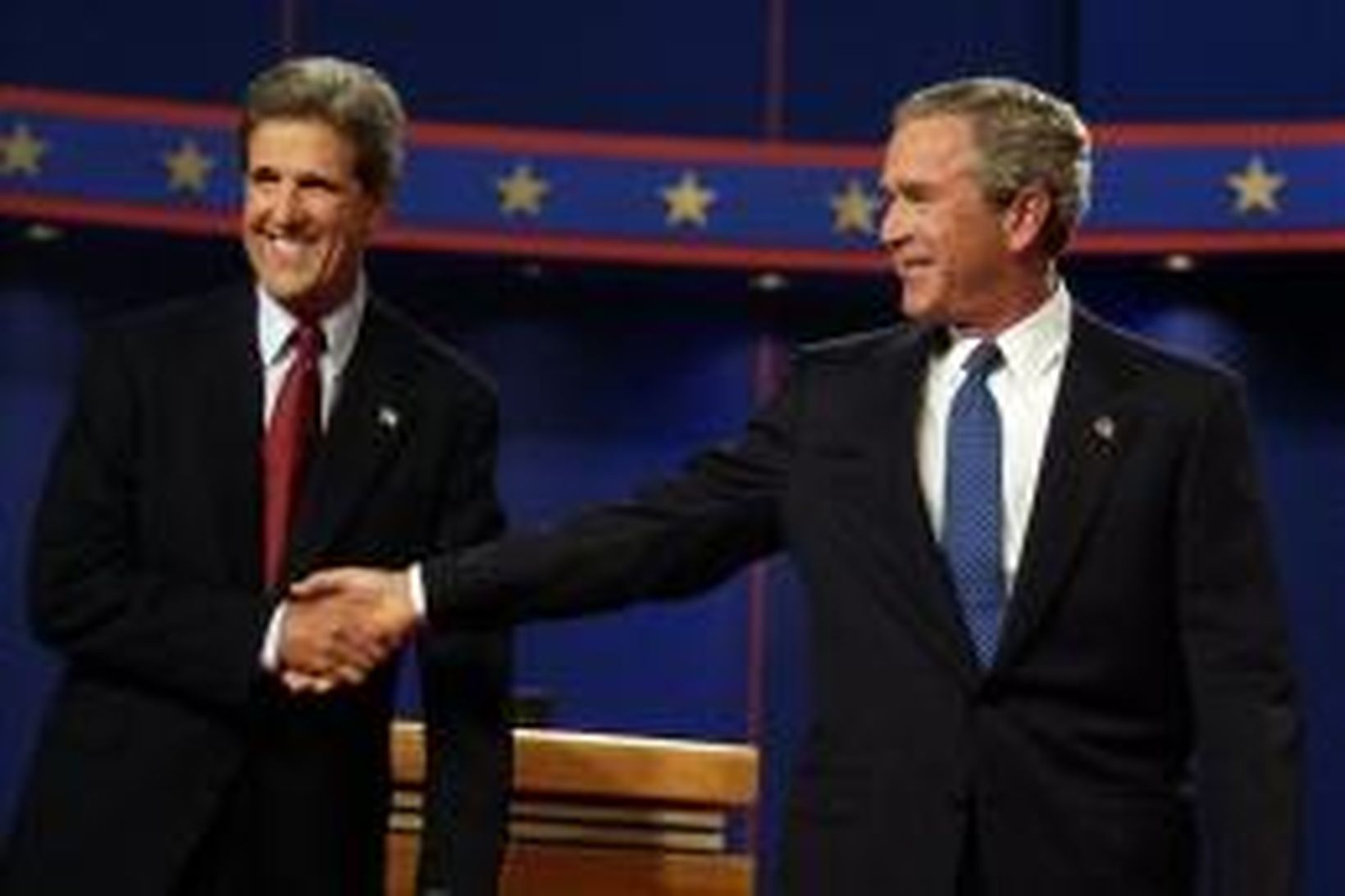 Kerry og Bush takast í hendur áður en kappræður þeirra …