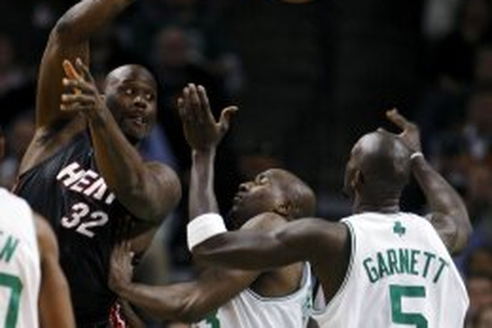 Shaquille O'Neal og félagar hans í Miami eru aðeins að …