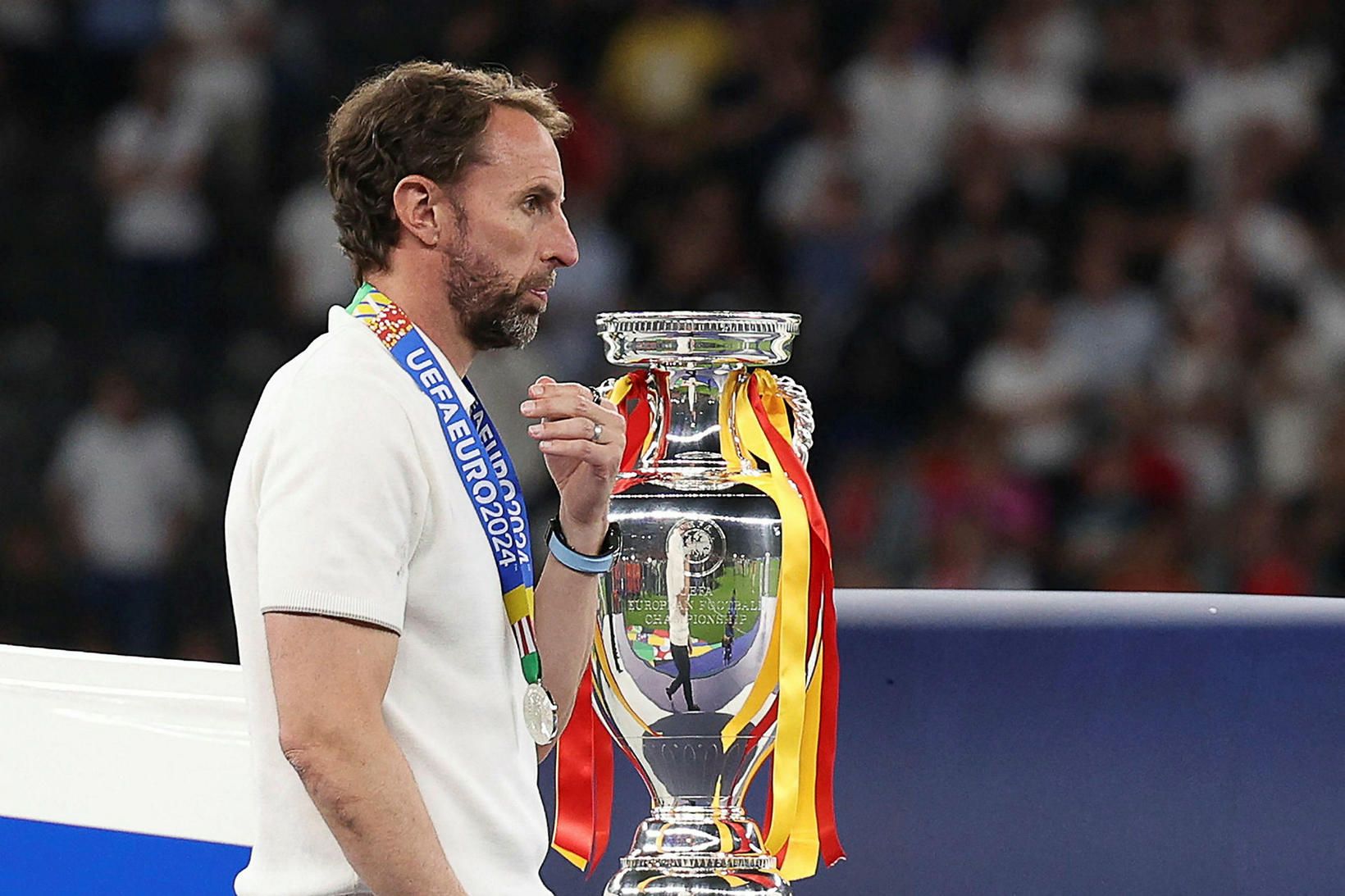 Gareth Southgate gengur fram hjá Evrópubikarnum með silfurmedalíuna.