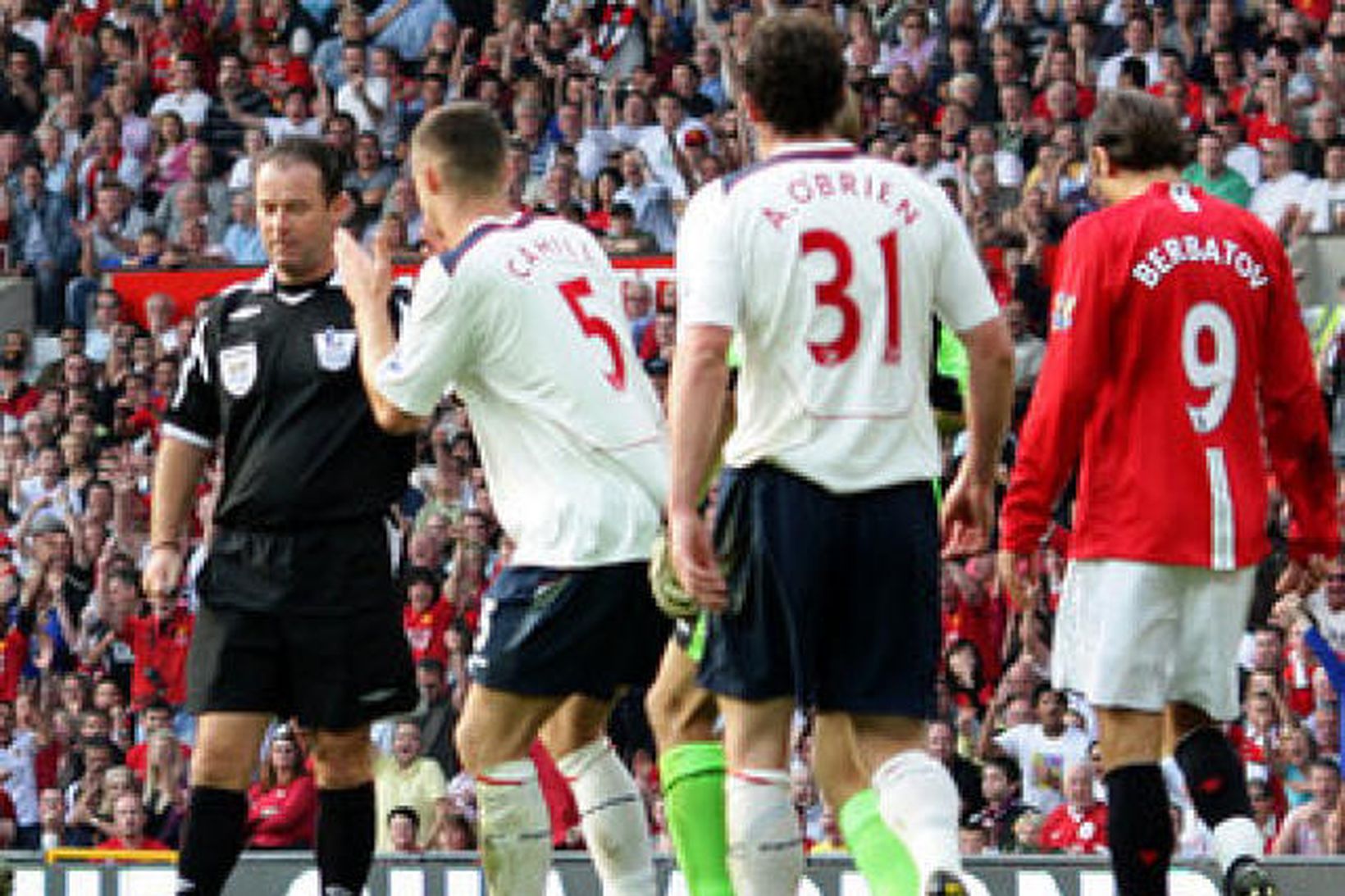 Liðsmenn Bolton mótmæla vítaspyrnudómi Styles á Old Trafford.